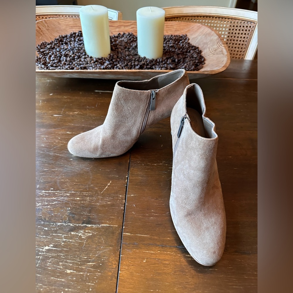 Vince Camuto size 8.5M (fit pretty narrow to me tho).